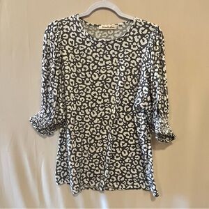 Vine & Love Gray and White Patterned Top - Size M